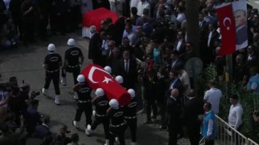 Τουρκία: Εκατοντάδες άνθρωποι και μέλη της κυβέρνησης παρευρέθησαν στην κηδεία της ακτιβίστριας που σκοτώθηκε σε διαδήλωση στη Δυτική Όχθη