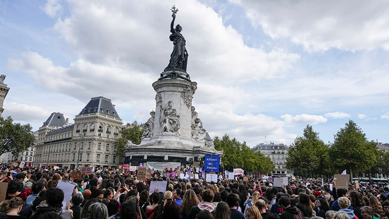 Γαλλία: Εκατοντάδες πολίτες βγήκαν στους δρόμους για να εκφράσουν την υποστήριξή τους στη Ζιζέλ Πελικό