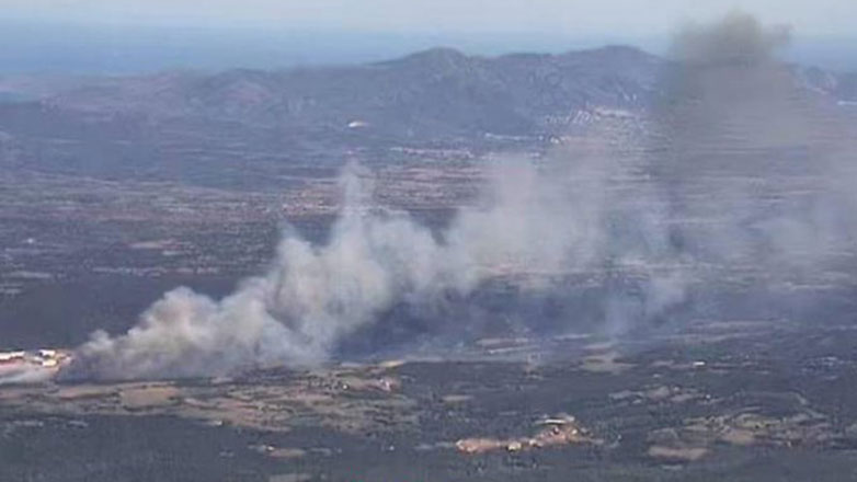 Δασική πυρκαγιά στην Καταλονία οδήγησε στο κλείσιμο κεντρικού αυτοκινητοδρόμου και τη διακοπή σιδηροδρομικής σύνδεσης