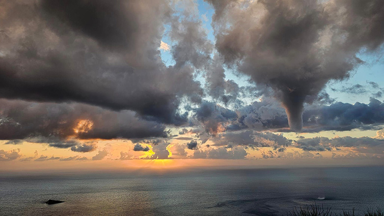 Υδροστρόβιλος σε παραλία στη Λευκάδα