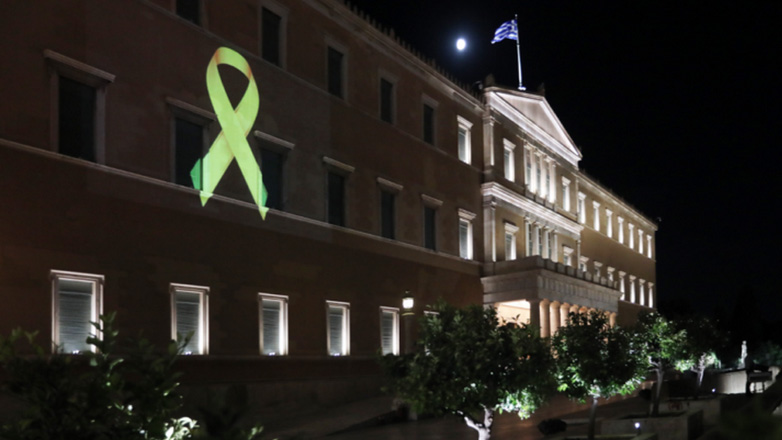 Φωταγώγηση της Βουλής με το σύμβολο της μάχης κατά του καρκίνου σε παιδιά και εφήβους