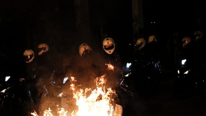 Εξάρχεια: Επίθεση με μολότοφ σε διμοιρία των ΜΑΤ – Τραυματίστηκε αστυνομικός