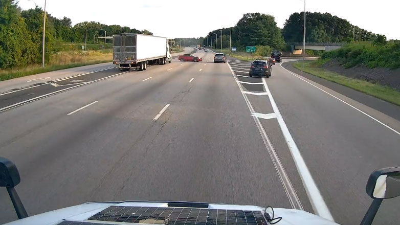 Ποιος φταίει (περισσότερο); Το φορτηγό ή το SUV; (Βίντεο)