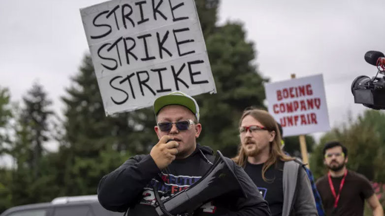 Σε δεινή θέση η Boeing που παγώνει τις προσλήψεις