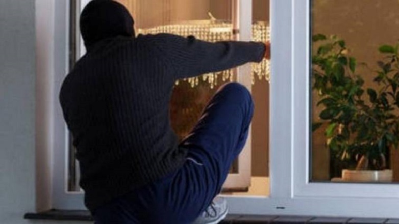 «Μαϊμού» αστυνομικοί εισέβαλαν σε διαμέρισμα, λήστεψαν και ξυλοκόπησαν άγρια τρεις νεαρούς