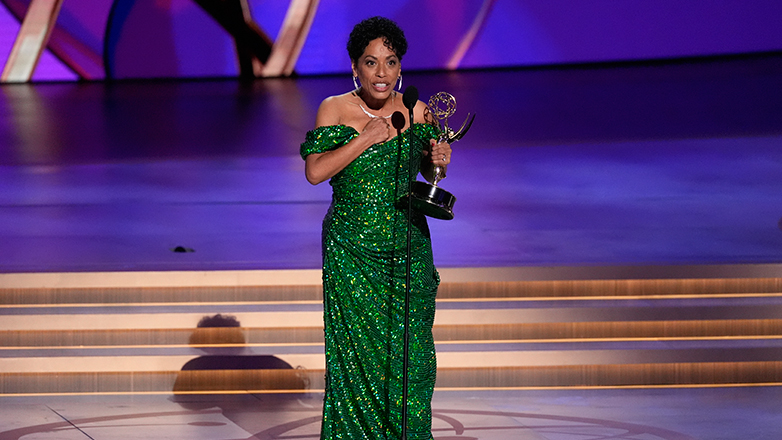 Η Λίζα Κολόν-Ζάγιας έγραψε ιστορία με το πρώτο της Emmy και τη σειρά «The Bear»