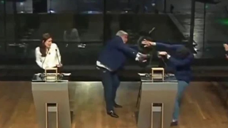 Άγριο ξύλο σε debate στη Βραζιλία – Χτύπησε τον πολιτικό του αντίπαλο με σκαμπό