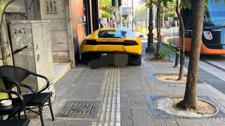 Ελλάδα 2024: Κάποιος λεφτάς πάρκαρε τη Lamborghini του σε πεζοδρόμιο στον Πειραιά και δεν λογάριασε κανέναν