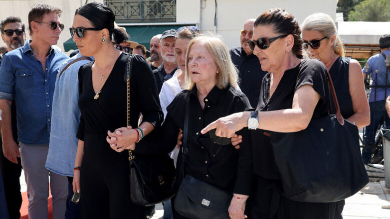 Τζούλια Αργυροπούλου: Η σύζυγος του Ντίνου Καρύδη υποβασταζόμενη στην κηδεία του στο Κοιμητήριο Ζωγράφου