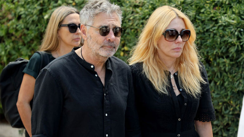 Σμαράγδα Καρύδη: Συντετριμμένη στην κηδεία του Ντίνου Καρύδη – Στο πλευρό της ο Θοδωρής Αθερίδης