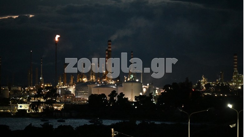 Σε ύφεση η φωτιά στην Motor Oil