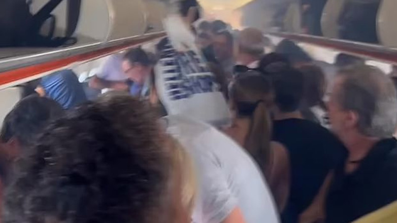 Ηράκλειο: Η στιγμή που οι επιβάτες εγκαταλείπουν το αεροσκάφος μετά την έκρηξη