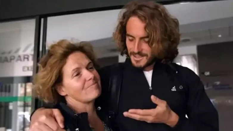 Mητέρα Τσιτσιπά: «Στο σχολείο υπήρχαν παιδιά που έδερναν τον Στέφανο» – Τι είπε για τη σχέση του Έλληνα τενίστα με την Μπαντόσα!