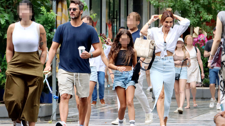 Μπέττυ Μαγγίρα – Δημήτρης Μάζης: Βόλτα με τις κόρες τους Ανδριάνα και Καλλινίκη στο κέντρο της Αθήνας