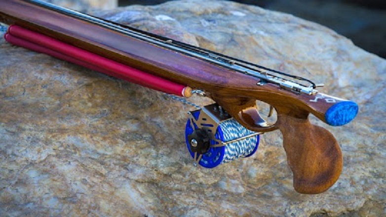 Ήταν όρθιος με το καμάκι στο κεφάλι