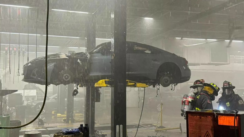 Το ηλεκτρικό supercar Audi e-tron GT άρπαξε φωτιά ενώ ήταν μέσα στο συνεργείο της αντιπροσωπείας