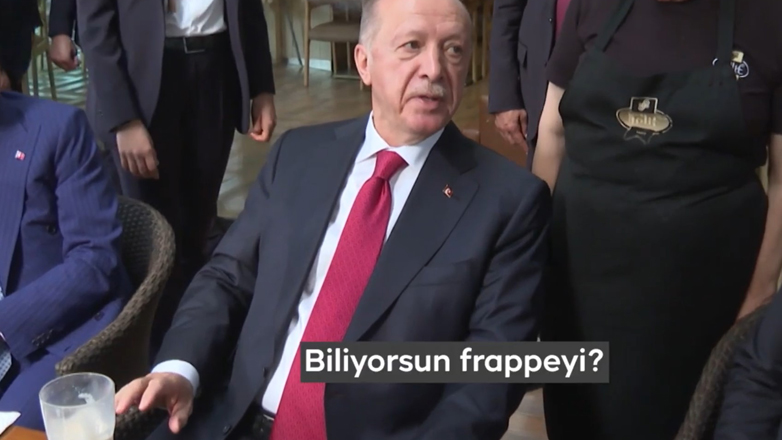 Ο Τούρκος πρόεδρος Ερντογάν παρήγγειλε… ελληνικό φραπέ σε ζαχαροπλαστείο της Κωνσταντινούπολης