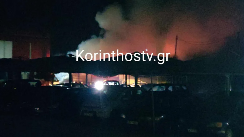 Κόρινθος: Στις φλόγες αυτοκίνητα σε χώρο στάθμευσης