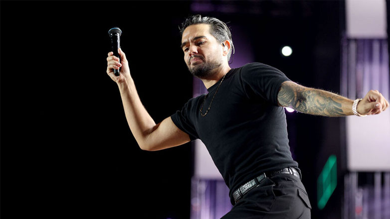 Χρήστος Μάστορας: Δείτε την «επίθεση» που δέχθηκε πάνω στη σκηνή από θαυμάστρια