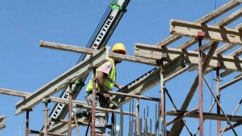 Καυγάς με … σφυρί και με σκεπάρνι!