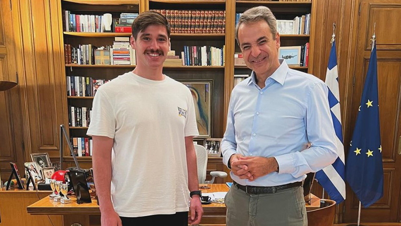 Ο Κυριάκος Μητσοτάκης συναντήθηκε με τον Εύζωνα που συγκίνησε το διαδίκτυο