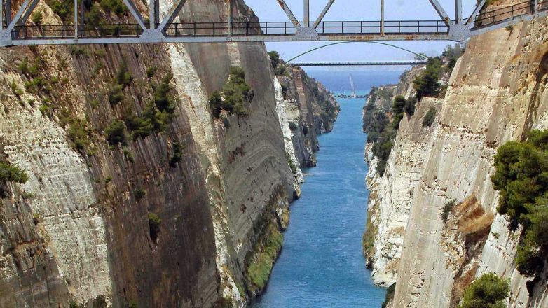 Kόρινθος: Γυναίκα αποπειράθηκε να αυτοκτονήσει στον Ισθμό – Την πρόλαβαν οι αστυνομικοί την ώρα που έγραφε σημείωμα