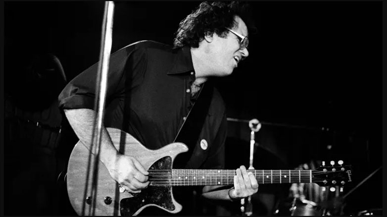 Πέθανε ο Νικ Γραβενίτης του «λευκού μπλουζ»