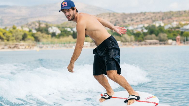 Μια ξεχωριστή ημέρα με τον Red Bull αθλητή Νικόλα Πλυτά στην πλαζ της Βουλιαγμένης