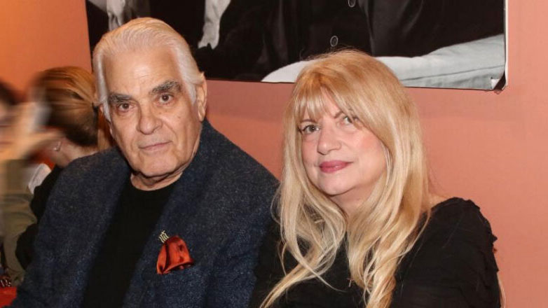 Ο Κώστας Πρέκας ετοιμάζεται να ανέβει τα σκαλιά της εκκλησίας με τη σύντροφό του, Μαίρη Βιντιάδου