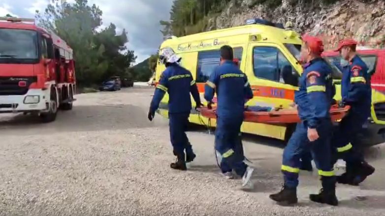 Ιωάννινα: Αυτοκίνητο έπεσε σε γκρεμό – Απεγκλωβίστηκαν μητέρα και παιδί