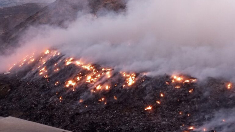 Κάρπαθος: Η φωτιά περιορίστηκε μέσα στον ΧΥΤΑ