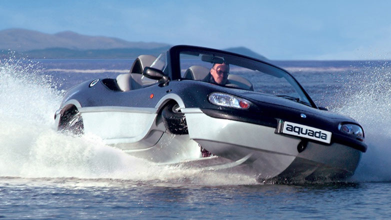 Νόμος θα υποχρεώνει τις αυτοκινητοβιομηχανίες να πωλούν αμφίβια οχήματα για να… αντέχουν στις πλημμύρες