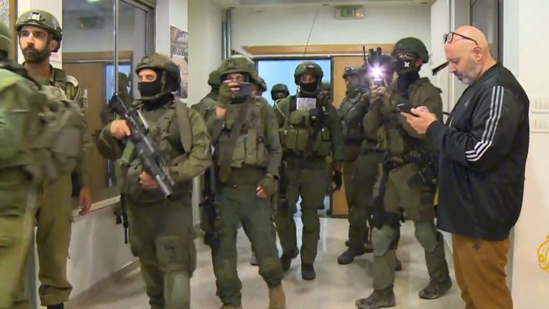 Έφοδος των ισραηλινών δυνάμεων στα γραφεία του Al Jazeera στη Ραμάλα – Διέταξαν κλείσιμο για 45 ημέρες