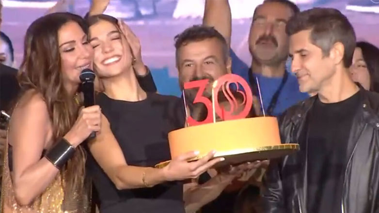 Συγκίνησε η Δέσποινα Βανδή στη σκηνή του Λυκαβηττού 23 χρόνια μετά – Η τούρτα έκπληξη και η αφιέρωση στον Βασίλη Καρρά