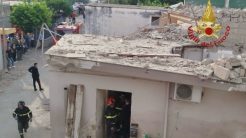 Nάπολη: Διώροφο κτήριο κατέρρευσε μετά από έκρηξη και καταπλάκωσε οικογένεια – Νεκρά δύο παιδιά