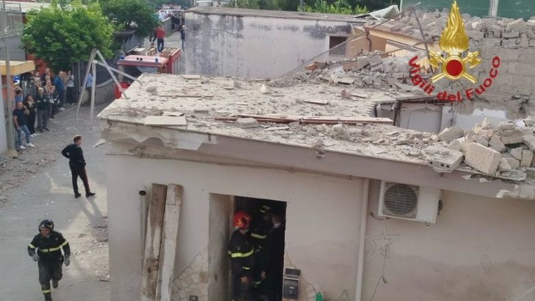 Nάπολη: Διώροφο κτήριο κατέρρευσε μετά από έκρηξη και καταπλάκωσε οικογένεια – Νεκρά δύο παιδιά