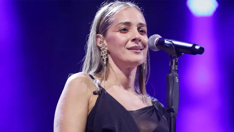 Νατάσα Μποφίλιου: Θύελλα αντιδράσεων για την εμφάνισή της στον Λυκαβηττό – «Με φόρεμα 2.000 ευρώ τσακίζεται ο φασισμός»