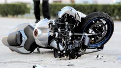 Μοτοσικλετιστής πήγε να αποφύγει την αστυνομία και συγκρούστηκε με ΙΧ