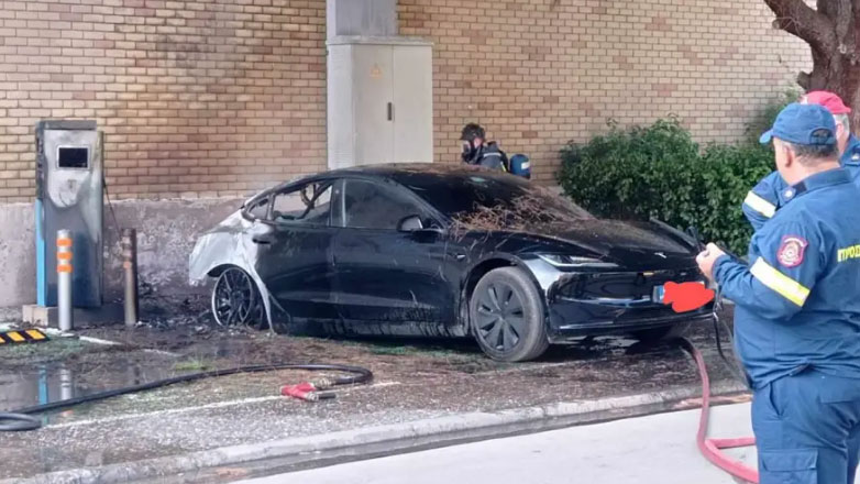 Tesla πήρε φωτιά στην Αγία Παρασκευή ενώ φόρτιζε σε super market