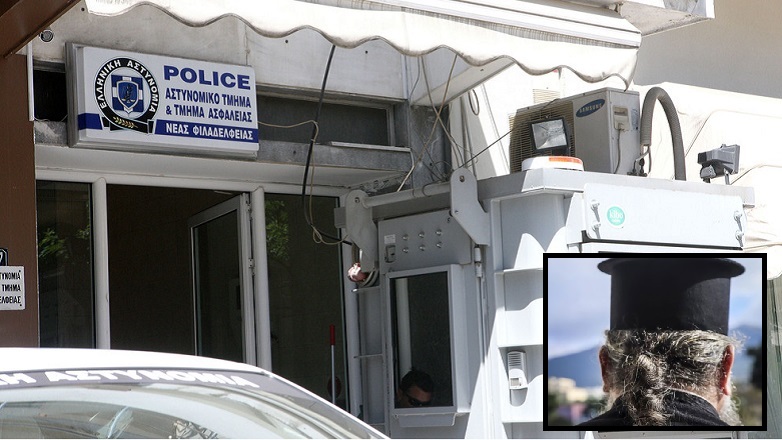 Ρασοφόρος αυνανιζόταν έξω από σχολείο Ρασοφόρος αυνανιζόταν έξω από σχολείο