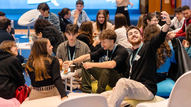 Τα όνειρα των νέων γίνονται πραγματικότητα με το Πρόγραμμα Υποτροφιών της COSMOTE