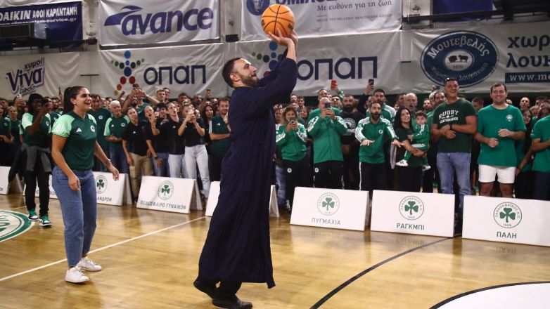 Viral ο ιερέας – οπαδός του Παναθηναϊκού: Τραγουδούσε συνθήματα και έβαζε βολές μετά τον αγιασμό!