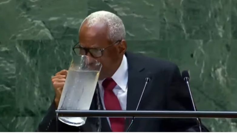 ΟΗΕ: Ο πρόεδρος της Αϊτής ήπιε νερό από την κανάτα και έγινε viral