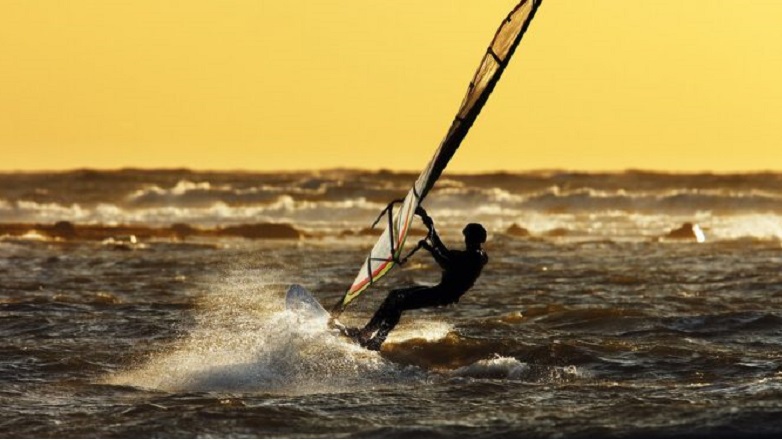 Κινδύνευσε τουρίστας, που έκανε ιστιοσανίδα