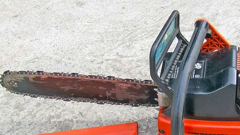 Κυνήγησε με αλυσοπρίονο δικαστικό επιμελητή