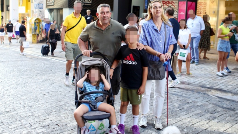 Άκης Παυλόπουλος – Ελένη Φωτοπούλου: Σπάνια δημόσια έξοδος με τα παιδιά τους στο κέντρο της Αθήνας