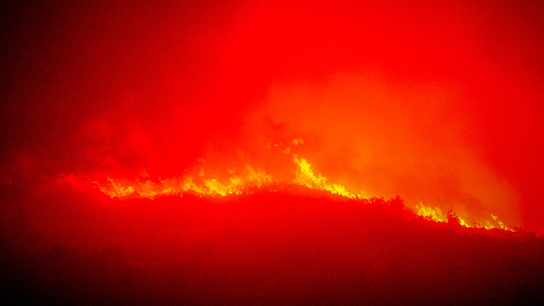 Ανεξέλεγκτη η μεγάλη φωτιά στο Ξυλόκαστρο