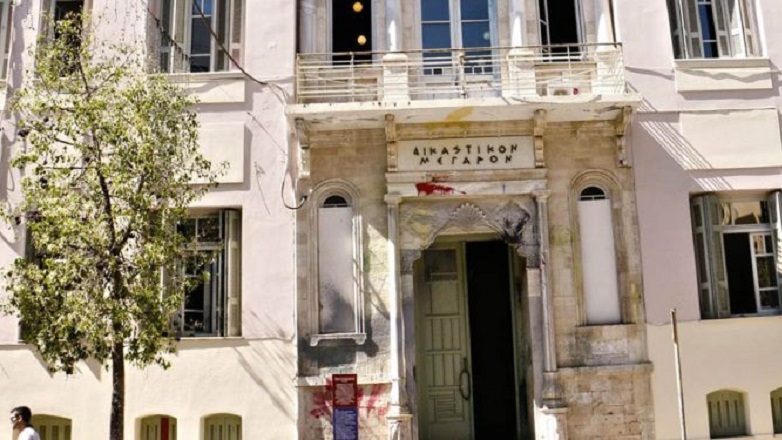 Δικάζεται ο 42χρονος, που κυνήγησε δικαστικό επιμελητή με αλυσοπρίονο