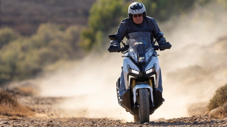 Οδηγούμε το εντελώς νέο SYM ADXTG 400