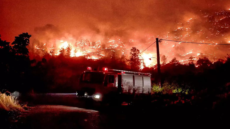 Μαίνεται η φωτιά στο Ξυλόκαστρο